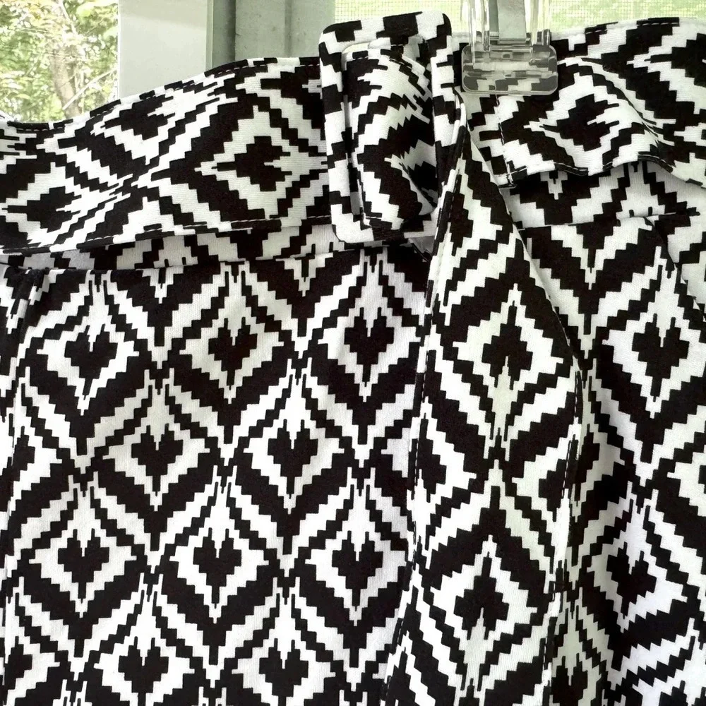 NY & Company L Geometric designed B&W Skort w/belt and side pockets. Flared legs